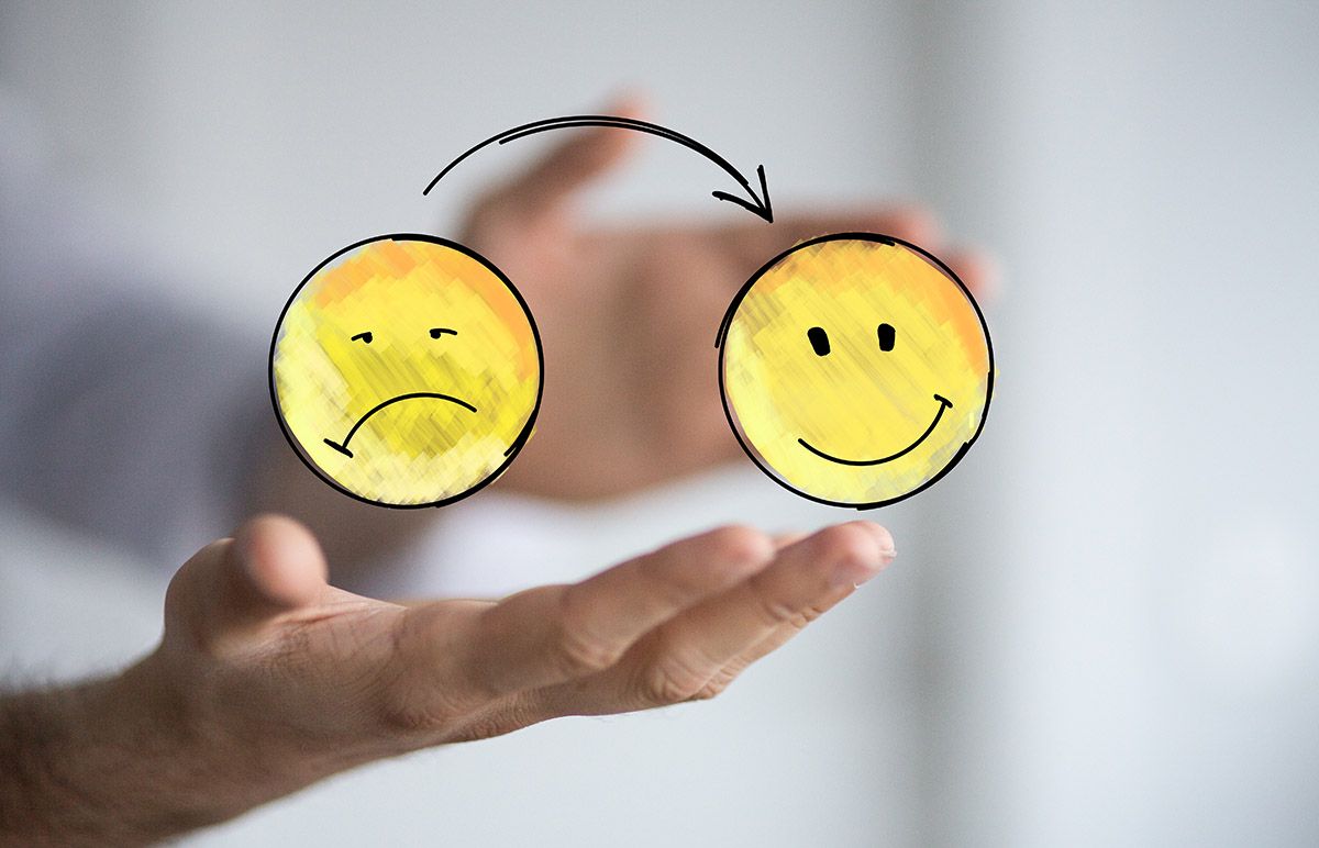 Negative Glaubenssätze auflösen, Symbolbild: Unglückliches Smiley und fröhliches Smiley