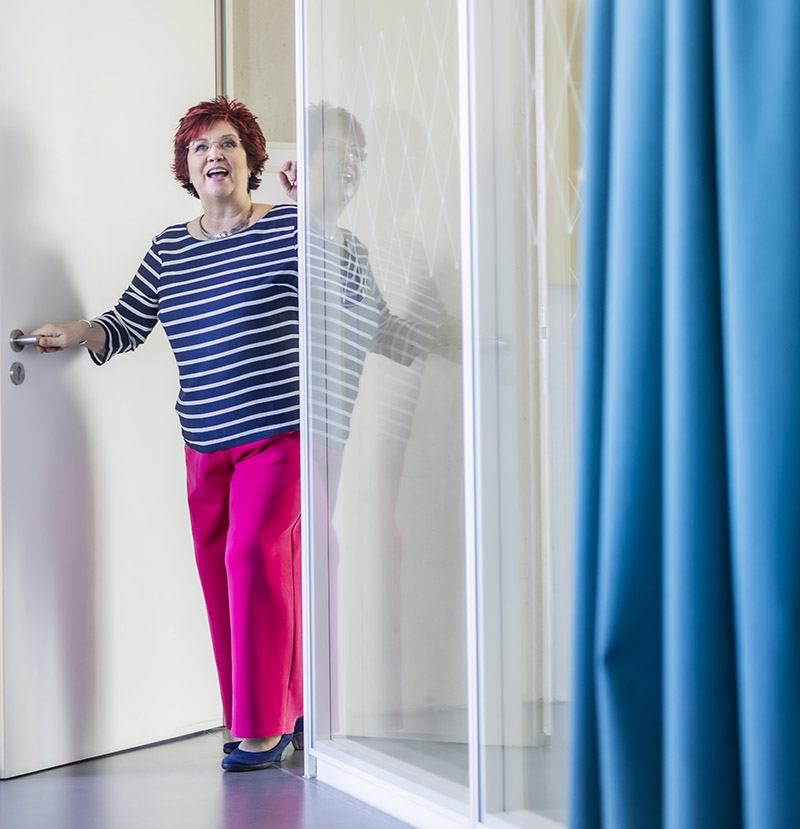 Carmen Reuter betritt schwungvoll einen Seminarraum