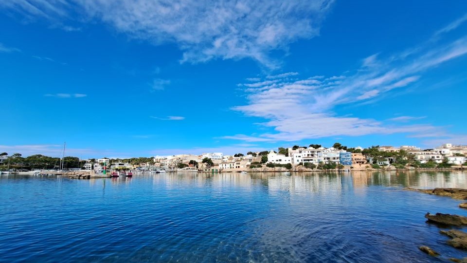 Coaching-Reise: Blick auf eine idyllische Meeresbucht mit Booten