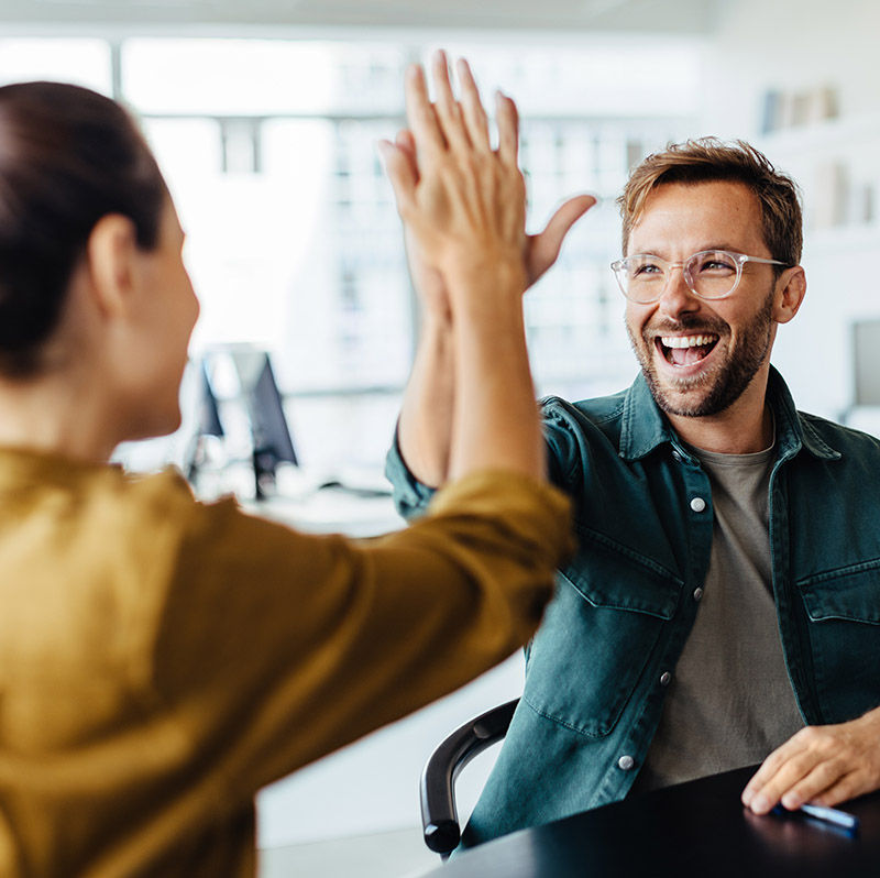 Teambuilding Workshop: 2 Mitarbeiter beim High Five