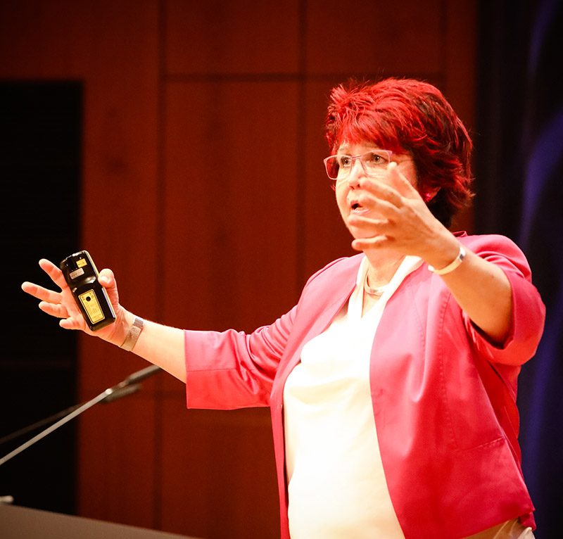 Carmen Reuter hält einen Business Vortrag