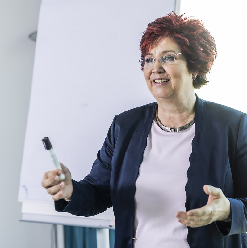 Carmen Reuter mit Stift und Flipchart