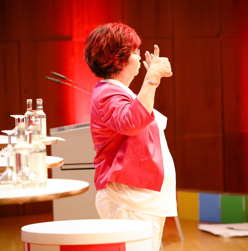 Carmen Reuter hält einen Business Vortrag