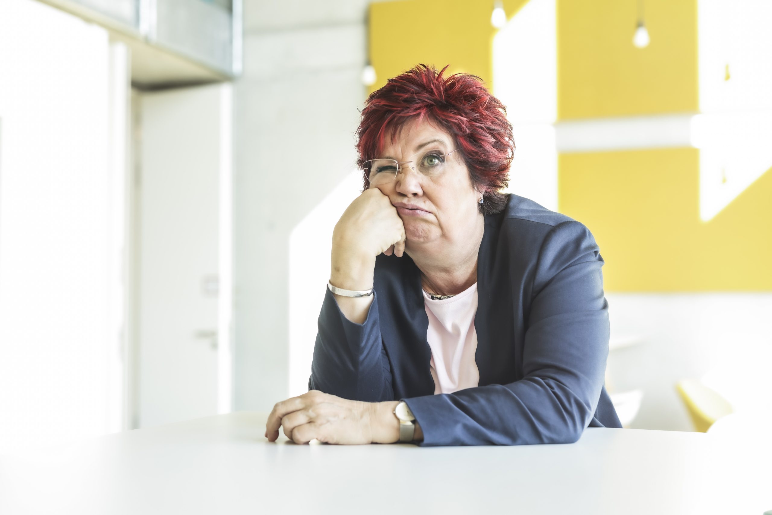 Skeptischer Blick: Warum Affirmationen bei tief sitzenden Glaubenssätzen oft nicht helfen.