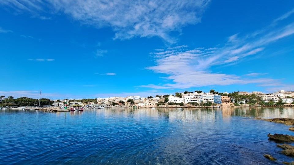 Coaching-Reise: Blick auf eine idyllische Meeresbucht mit Booten