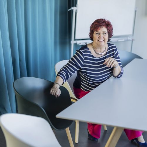 Stress am Arbeitsplatz: Life- und Business Coach Carmen Reuter aus Karlsruhe sitzt entspannt in einem Seminarraum