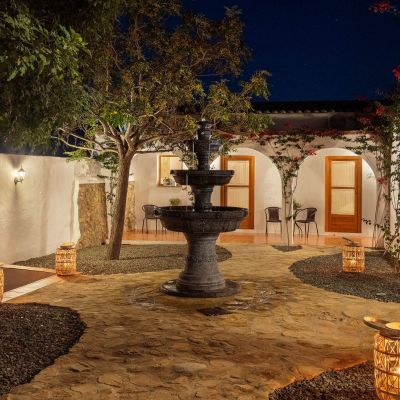 Boutique Hotel Cortijo El Sarmiento: Innenhof am Abend