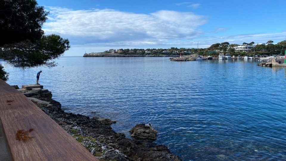 Eine Meerbucht unter blauem Himmel